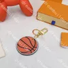 Moda Designer Keychain Handmade Pu Couro Basquetebol Padrão Carro Chaveiros Homem Mulher Saco Saco Charme Decoração Pingente Acessórios Damier Graphite