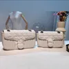 Новое прибытие классическое роскошное дизайнерское дизайнерское итальянское дизайнерское сумочки сумки для плеча с кросс -телкой сумки подлинная кожа с ярко -кожами 230o