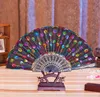 中国の古典的なダンスの折りたたみファンパーティーの好意エレガントなカラフルな刺繍入り花孔雀パターンスパンコール女性のプラスチックハンドヘルドファンギフトウェディングSN5954
