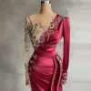 2022 Designer Abiti da sera rosso scuro Maniche lunghe Cristalli di perline in raso Increspato Sirena Sweep Train Custom Made Prom Party Gown vestidos