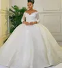Luxury Ball Gown Wedding Dresses Lace Applique Crystal Sequin Off The Shoulder Bridal Gowns Långärmad Plus Storlek Bride Dress