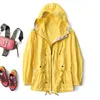 Trench da donna primavera ed estate 2022 Han Edition Giacca a vento casual con cappuccio allentata femminile in cappottino lungo e sottile color caramella