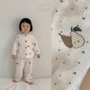 春と秋の赤ちゃんの服ロンパースルーズパジャマホームガールアウトフィット210701