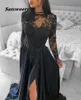 Illusion z długim rękawem Koronki A-Line Suknie Wieczorowe Aplikacje Czarne Formalne Suknie Split Satin Sexy Prom Dress Robe Soirée