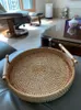 ハンドル付き籐製収納トレイラウンドバスケットハンドウ編まれた籐トレイ籐のバスケットパンのフルーツフードの朝食の朝食の表示