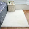 Tapis de chambre à coucher Tapis de fourrure en peau de mouton doux et moelleux Tapis de salon du centre nordique Chambre à coucher Plancher Blanc Fausse Fourrure Tapis de chevet 210317