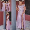 Plus Size Beach A Line Abiti da damigella d'onore Cinghie Raso elastico Applique in pizzo Spacco alto Abito da damigella d'onore Stile country Abiti da festa di nozze Abiti su misura