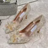 2022Designer Ari Dress Wedding Sandalen schoenen Crystal Covered Pointy Toe Avril Bow Pumps Luxe Evening Top Luxe Hoge hakken
