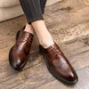 trend män klänning skor italiensk lyx minimalistisk sko design läder bullock carving topp läder bröllopsfest mode loafers stor storlek: US6.5-US12