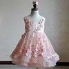 2021 Rosa Blumenspitze Blumenmädchenkleider für Hochzeiten Juwelenausschnitt Prinzessin Satin High Low Festzugskleider für kleine Mädchen Prinzessinnenkleid