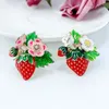 Halskrawatten süße klassische rote Erdbeerblume Brosche für Frauen Ladies Party Geschenkhut Accessoires Obstschalelzubehör