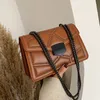 Designer handväskor kvinnor nitar luxurys axelväskor flik handväska kors kroppskoppling lyx kedja handväska mode knäppas plånböcker Lady Satchel Wristlet Messenger Bag