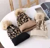 Winter Women Ciepły kapelusz Dzianiny Leopard Drukuj Czapka Curled Wool Ball Outdoor Dams