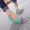 Sandaler Kvinnor Flats Sandalias 2021 Sommar godis Färg Tofflor Skor Peep Toe Beach Rainbow Jelly