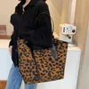 Bolsos de compras Retro Leopard Zebra Animal Print Bolsos de mujer Tassle Lady Gran capacidad Casual Tote Shoulder Pu Leather 220310