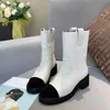 Schwarz-weiße, klobige Plateaustiefel, Lederschnürschuhe, Kampfstiefel, Kettenschnalle, niedriger Absatz, Martin-Booties, Knöchel, Luxus-Designermarken