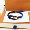 Bracciale in pelle di alta qualità di lusso Designer Moda Coppie Nuova croce Perline di colore Corda in pelle Nero Rosso Blu 3 paragrafi Regalo 174S