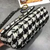 Neue Designer -Brieftaschen -Geldbörse Mode Winterstil Patchwork Farbe Hochwertige Houndstooth -Stoffvorbereitung Tweed Frauen Kettenklappe B5579483