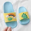 Chinelos de verão crianças macias meninos não-deslizamento meninas praia sapatos de natação crianças chinelos flip flops arco-íris dinossauro interior 210712