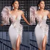 2021 Arabisch Dubai Etuikleid Kurze Ballkleider für Frauen Jewel Neck Kristall Perlen Knielang Side Split Cocktail Homecoming Abendkleid Partykleider