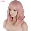 Dilys kurze lockige synthetische Perücke für Damen und Mädchen, bezaubernde Perücken mit Air Bangs, Perückenkappe im Lieferumfang enthalten, rosa Farbe