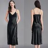 Casual Dresses Spring Summer Kvinnor Silk Sexig Camisole Nightdress V-krage Solid Off Shoade Big Size Dress