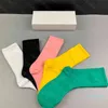 2021 chaussettes Femmes et hommes Bas bas de style All-match Style de haute qualité lettre de coton respirable chaussette de sport femme dames classique gros en gros 1 b