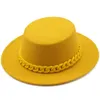 Stingy Brim Hats europeiska amerikanska kvinnor retro svart platt topp hatt ull filt fedora med kedja vintage fast färg bred jazzbåt