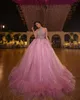 Różowe Quinceanera Suknie Balowa Suknia Seksowna Frezowanie Neck Halter Duży Ruffles Cekiny Formalne Party Prom Evening Suknie