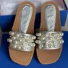 2021 Mulheres Goldie Slide Sandals Designer Slippers de pérolas quadradas Opentoe plana pflat lady sandália de melhor qualidade bege vaca preta couro7239757