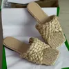 Projektant Stretch Sandals Kobiety Squared Toe Stiletto Szpilki Biały Intrecciato Raffia Mule Slajdy Klapki Letnia Plaża Gumowa Outsole Pantofle 9 cm No313