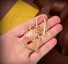 Zarif Kadınlar Charm Hoop Küpe En Kaliteli 18 K Altın Kalp Şeklinde Lady Küpe Kulak Çiviler Tasarımcı Takı Aksesuarları Hediye Kutusu ve Toz Torbası Ile