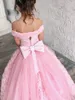 Flickans klänningar 2022 Pink Flower Girl For Wedding Off Shoulder Lace Floral Tiersed kjolar Girls Pageant Dress A Line Kids Birthday Clows