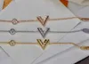 Ensembles de bijoux de Style européen et américain pour femmes, en acier titane gravé, initiales en V, breloque essentielle, lettre en V, collier, Bracelet, boucles d'oreilles