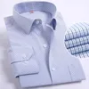Żelazne regularne dopasowanie mężczyźni z długim rękawem Biznes Men Shirts Easy Care Striped / Plaid Dot Floral Topy dla mężczyzn 210708