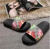 Best men slippers women ladies Flat platform sandals Rubber slide Floral brocade Gear bottoms flip flops Bee striped Beach causal slippe