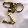 Klassisk lyxdesigner nyckelring modebrev form hänge nyckelringar mode guldnycklar spänne män kvinnor prydnader hög qualit234y