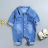 春の男の子の男の子服のための新生児ロンパーデニムジャンプスーツ