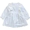 Småbarnsflickor vit bomullsklänning med ruffles härlig fluga ärmbroderi vår sommar kostym orsakande kläder 210529