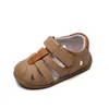 Kleine Jungen Sandalen Echtes Leder Geschlossene Zehe Neue Kinder Schuhe Kleinkind Sommer Schuhe Arch Support Orthopädische Einlegesohle SandQ 210306