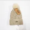 Berretti invernali di alta qualità all'ingrosso Cappelli berretti da donna e da uomo con pompon in vera pelliccia di procione berretto da ragazza caldo Snapback 506