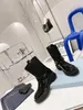 2021 Högkvalitativ kvinna Designer Stövlar Läder Martin Ankel Triangle Letter Nylon Cowhide Boot Fashion Non-Slip Gummi Yttersula Elastiska Webbing Lyxiga Lågklackat F66