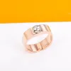 Europa Amerika Modestil Ringe Herren Damen Damen Gold/Silberfarbenes Metall mit gravierter V-Blume Einzelbolzen 18 Karat vergoldet Liebhaber-Nanogramm-Ring M002112064178