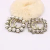 Luksusowe kobiety projektant marki podwójna litera broszki 18K pozłacana wkładka kryształ Rhinestone okrągła biżuteria broszka perła szpilka szalik odzież dekoracja retro 2 styl
