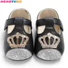 Principessa Fiore Infantile Neonate PU Suola Morbida primo camminatore Sneaker Oro Bling Compleanno Scarpe Prewalker corona reale Scarpe 210713