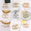 Toptan Lüks Tasarımcı Marka Mektubu Broşlar Moda Kadınlar 18K Altın Kaplama Geometrik Yuvarlak Pinler Çok renkli Kristal Rhinestone Broş Mücevher Kutu
