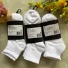 longues chaussettes de football blanches