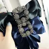 Europeisk och amerikansk blomma Koreansk Retro Satin Fabric Tie Square Rhinestone Bow Överdriven Collar Pin Brosch Lady