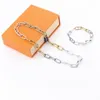 Europa Ameryka Moda Biżuteria Zestawy Mężczyźni Złoto Silver Rainbow-Color Hardware Grawerowane V List Signature Chain Naszyjnik Bransoletka M80177 M80178