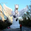 Olbrzymie na zewnątrz Nadmuchiwane latające koń 6m Wysokość Dostosowane Zwierząt Maskotki Biała Blow Up Horse Replica ze skrzydłami na imprezy